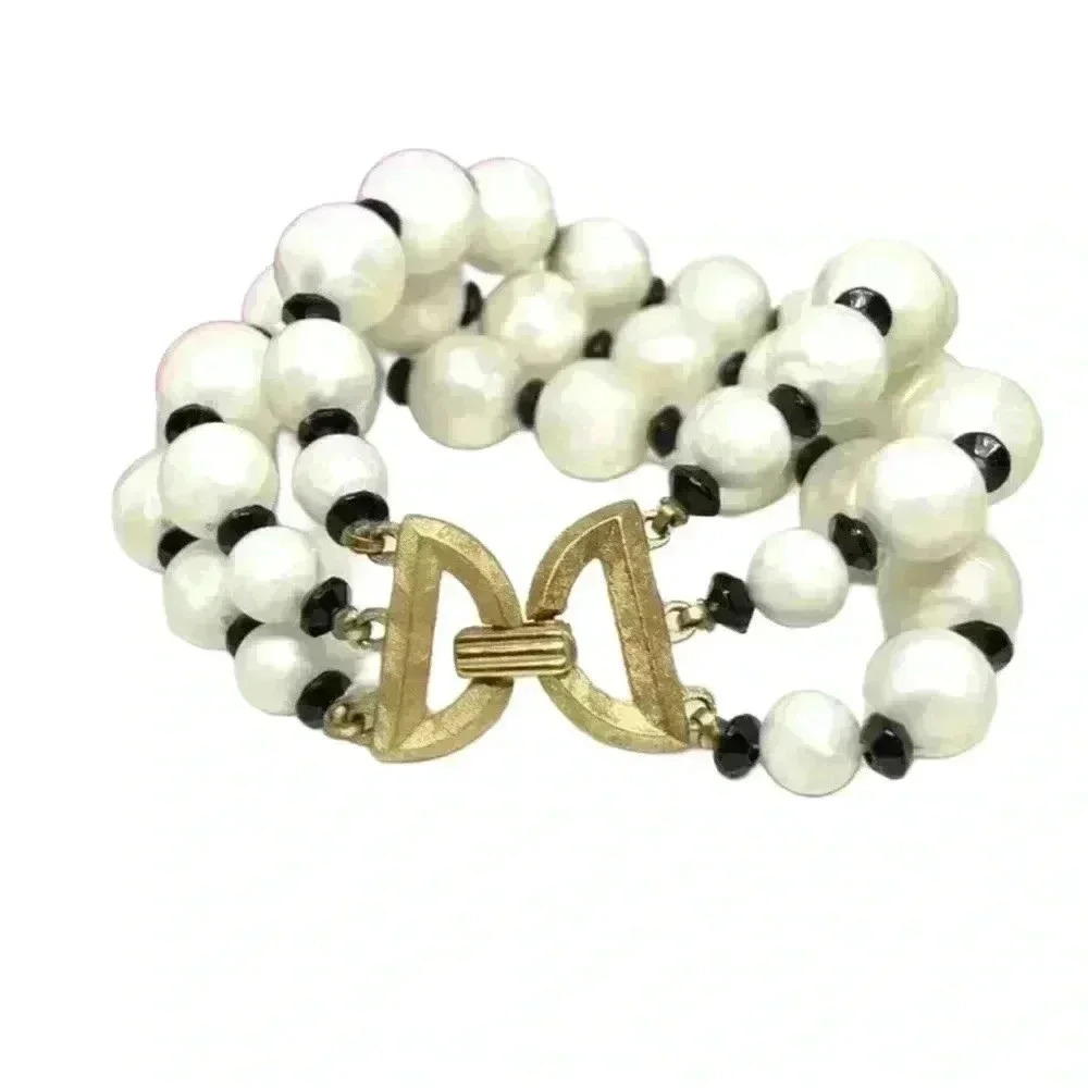 VINTAGE⚜️RARE TRIFARI CROWN Pearlescent Acrylic Beaded Bracelet